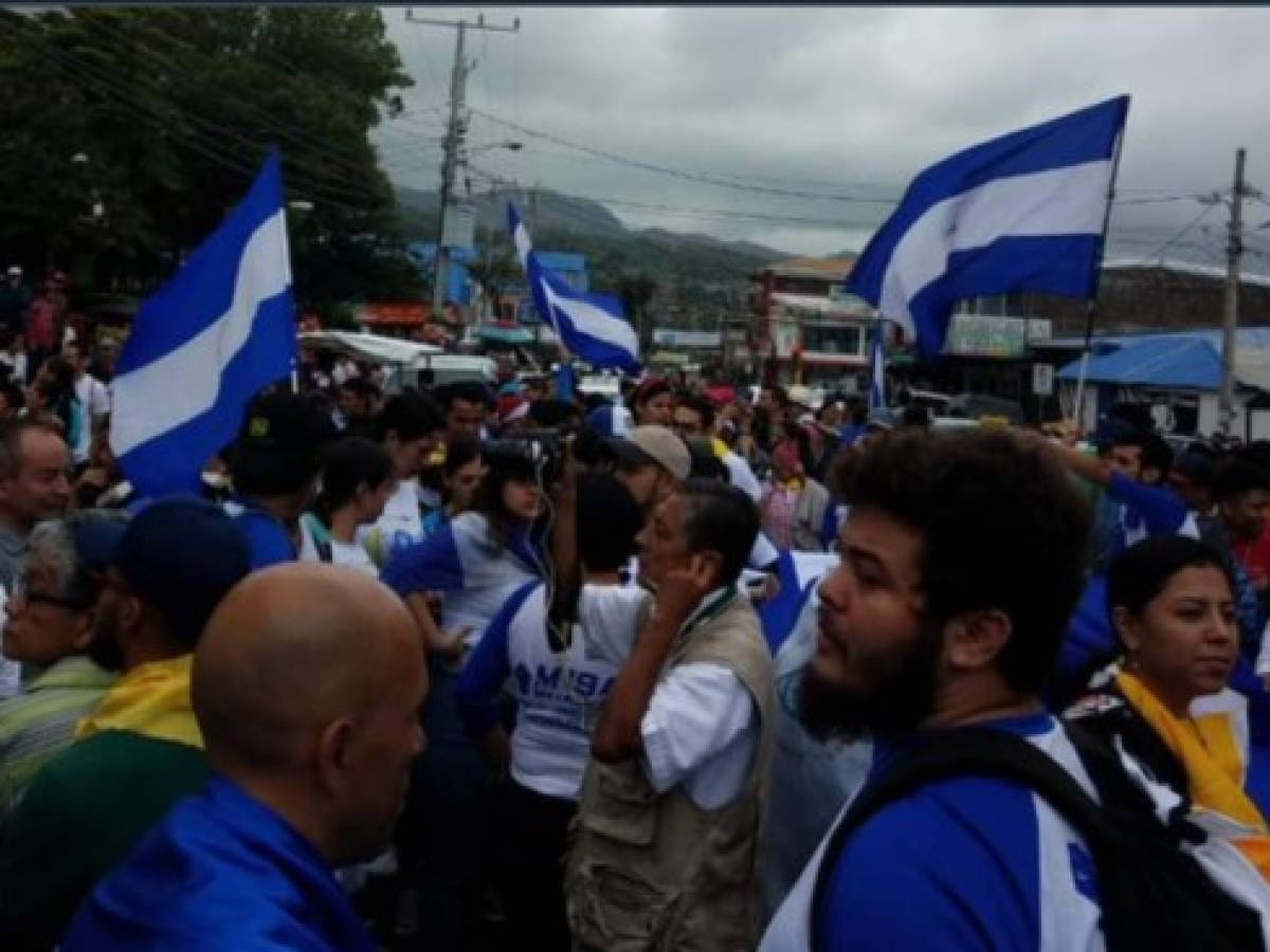 Nicaragua: Estudiantes desafían a policías en manifestaciones