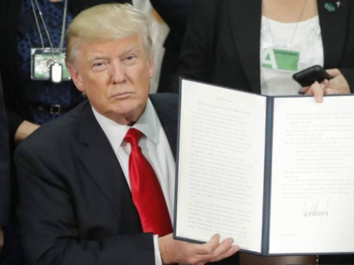 Corte Suprema de EE.UU. acepta examinar decreto migratorio de Trump