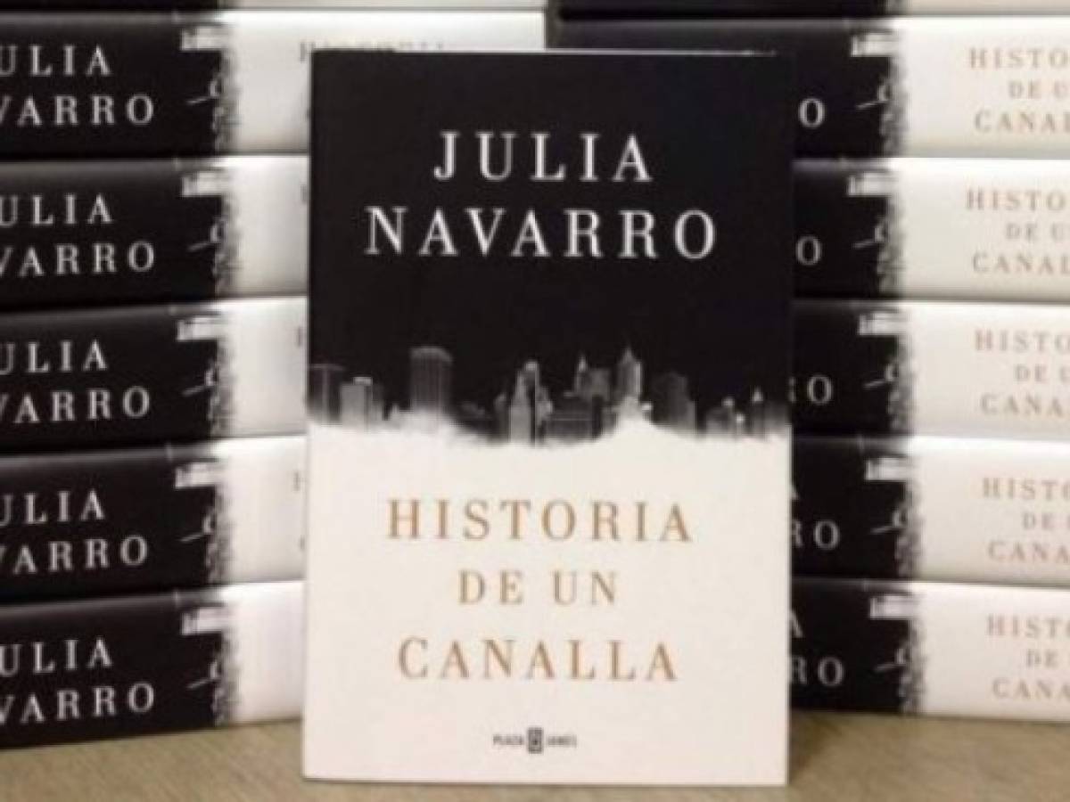Autora española Julia Navarro lanza su más reciente libro Historia de un canalla