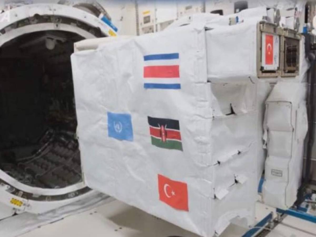 El CubeSat de Costa Rica, fue puesto en órbita junto a aparatos similares de Turquía y Kenia. El centro de misión en Costa Rica hizo contacto con éxito con al satélite, el primero diseñado y construido en Centroamérica.