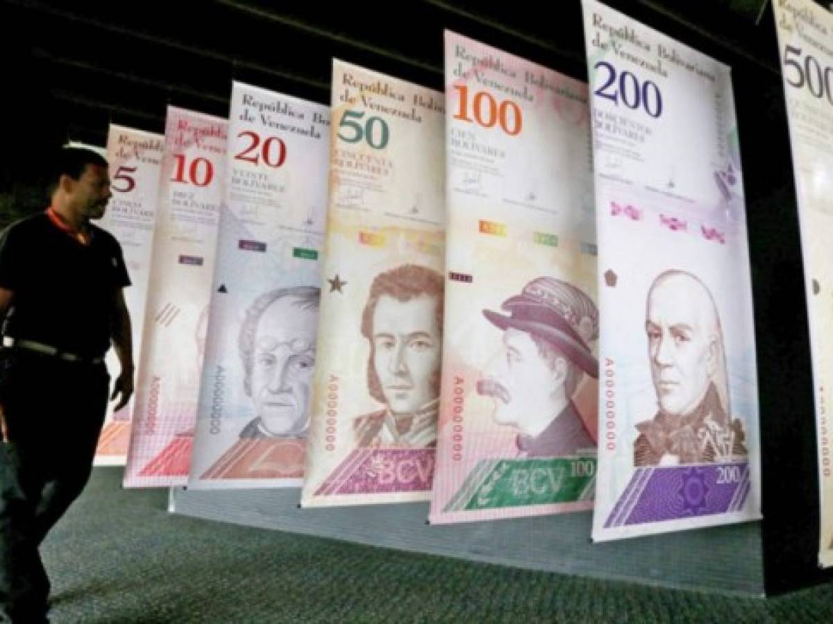Venezuela estrena billetes bajo temor de nueva crisis económica