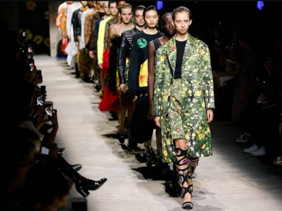 Las Semanas de la Moda de Milán y Londres proponen a clientela china seguir desfiles por internet