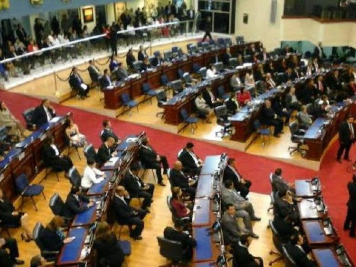 El Salvador: Sólo asumen 60 diputados porque conteo de votos aún no termina