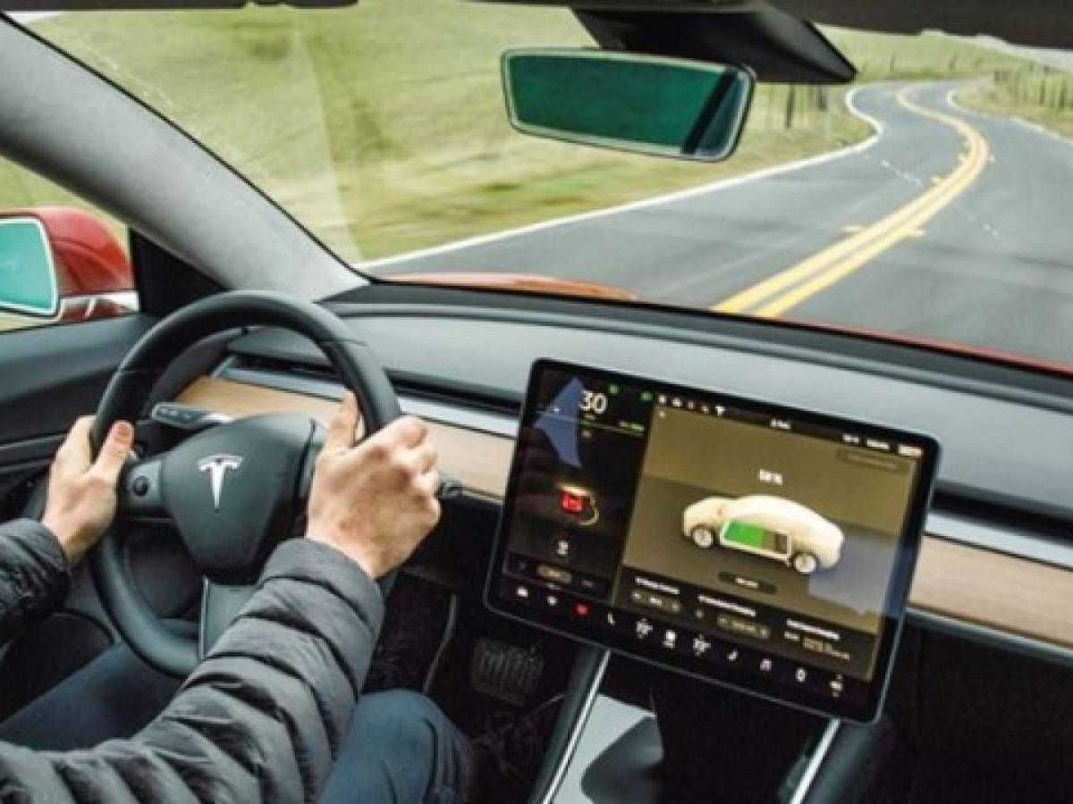 Netflix y YouTube serían los nuevos accesorios de los carros Tesla