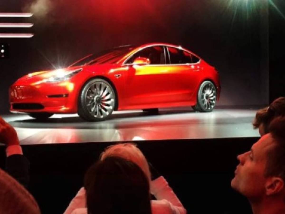 Por lograr alcanzar el primer objetivo, Musk obtendrá acciones por US$346 millones si la capitalización de Tesla supera los US$100.000 millones durante seis meses, según la fórmula. Por lograr alcanzar el primer objetivo, Musk obtendrá acciones por US$346 millones si la capitalización de Tesla supera los US$100.000 millones durante seis meses, según la fórmula.