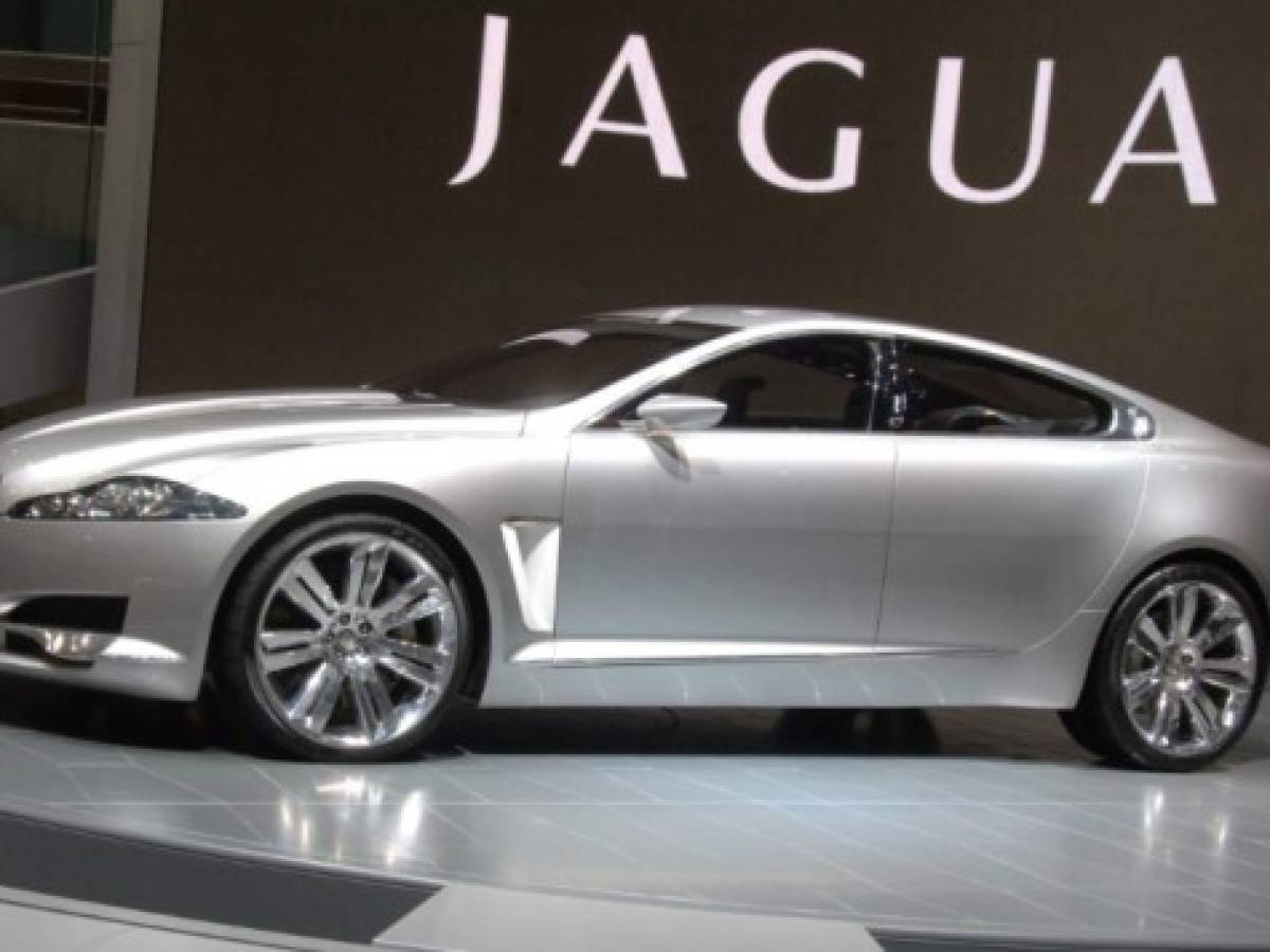 Jaguar Land Rover explora adquirir marcas de lujo