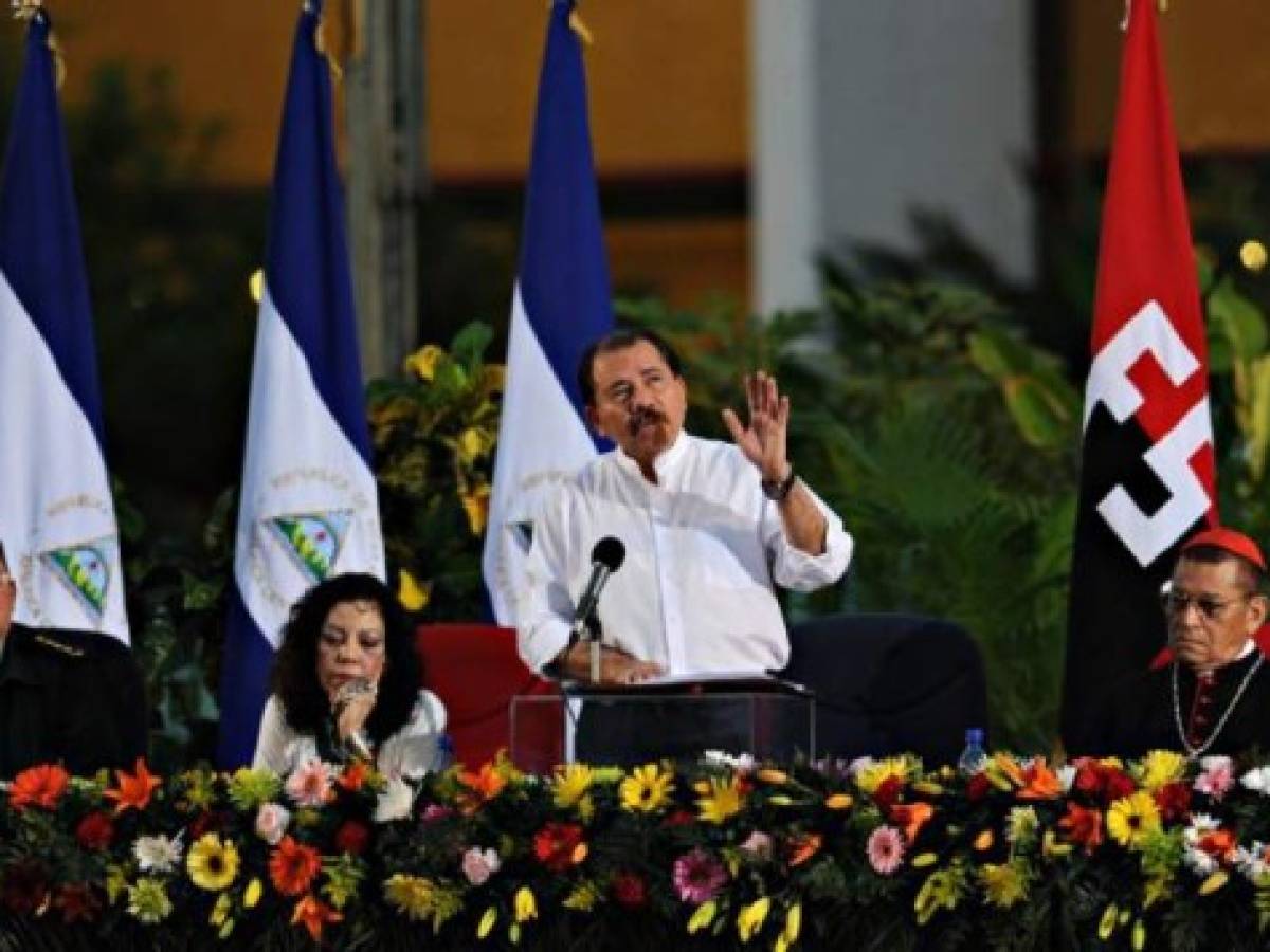 Nicaraguan President Daniel Ortega (C) next to Nicaraguan Army chief Julio Cesar Avilez (L), first lady Rosario Murillo and Cardinal Miguel Obando y Bravo (R), speaks during a ceremony marking the start of his last year in power, at the Revolution square in Managua on January 10, 2011. AFP PHOTO/Elmer MARTINEZ / AFP PHOTO / ELMER MARTINEZ