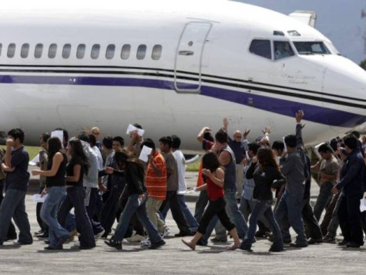 Deported Guatemalan illegal immigrants to the United States walk in line upon disembarking from the aircraft that brought them back to Guatemala, 21 September 2007, in Guatemala City. AFP PHOTO / Orlando SIERRA