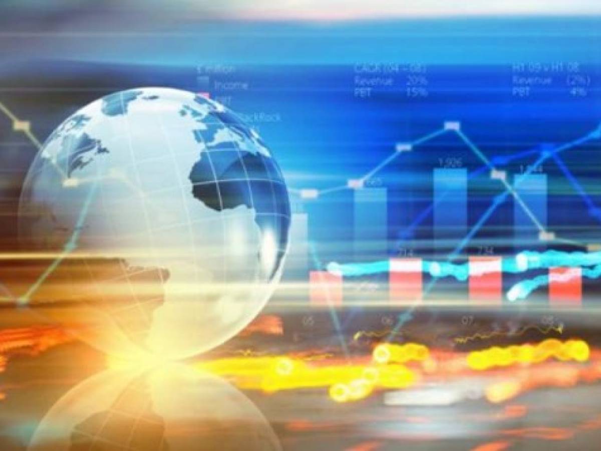 En el anterior análisis el FMI había estimado que los conflictos comerciales y los aranceles, recortarían en 0,8 puntos porcentuales el crecimiento mundial. Dos tercios de ese daño, corresponde a los gastos e inversiones que se detienen debido a la incertidumbre comercial, según el FMI. En el anterior análisis el FMI había estimado que los conflictos comerciales y los aranceles, recortarían en 0,8 puntos porcentuales el crecimiento mundial. Dos tercios de ese daño, corresponde a los gastos e inversiones que se detienen debido a la incertidumbre comercial, según el FMI.