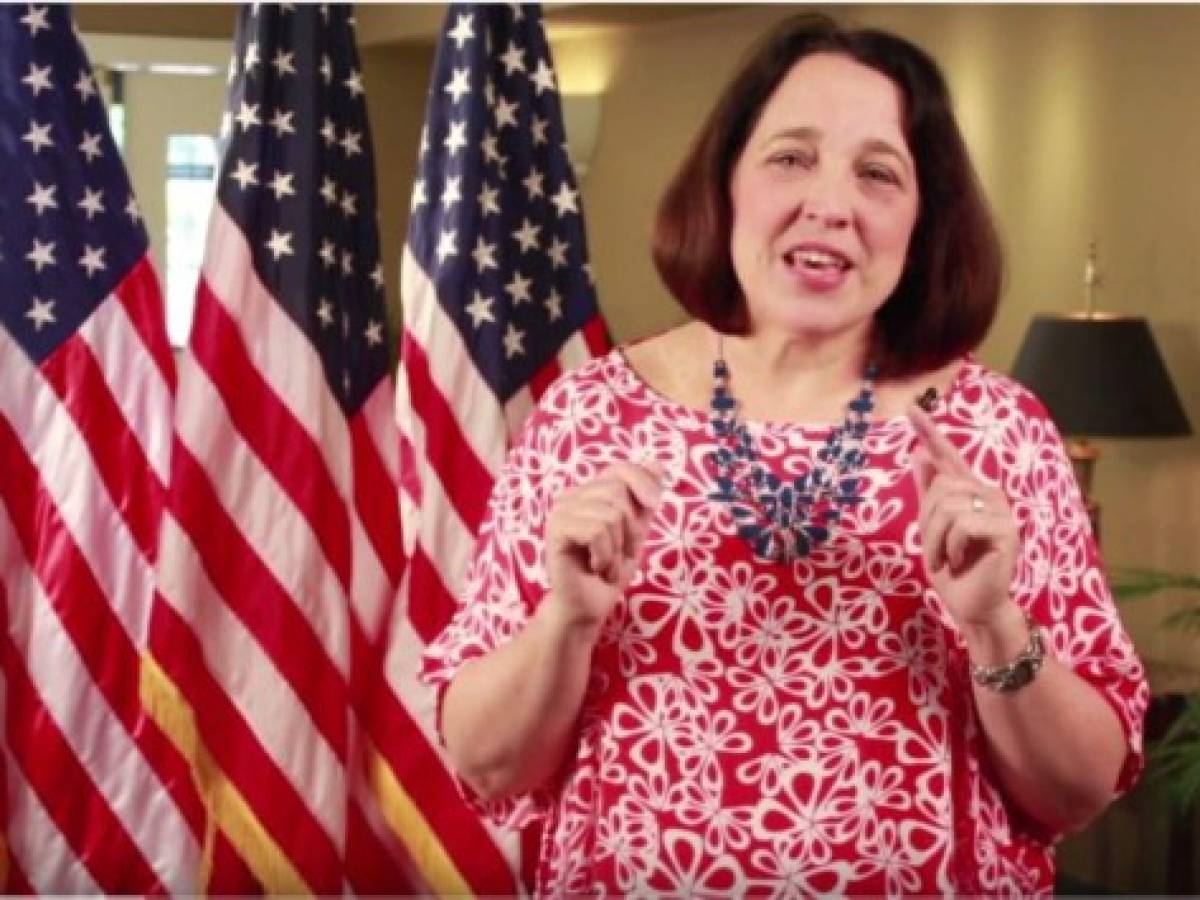 Embajadora de EE.UU. lamenta que no haya acuerdo fiscal en El Salvador