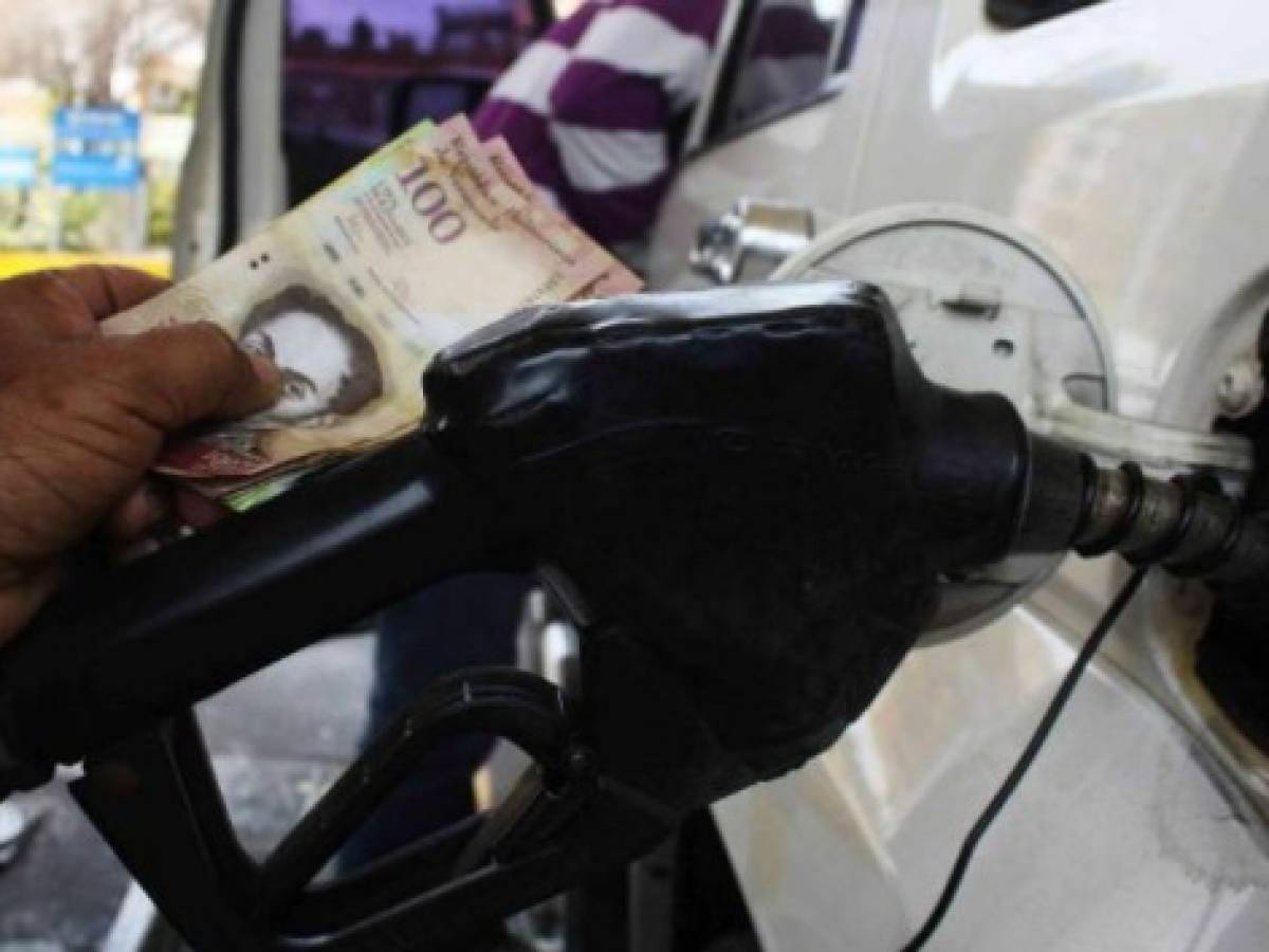 Venezolanos hacen largas colas por gasolina ante nuevos rumores de crisis