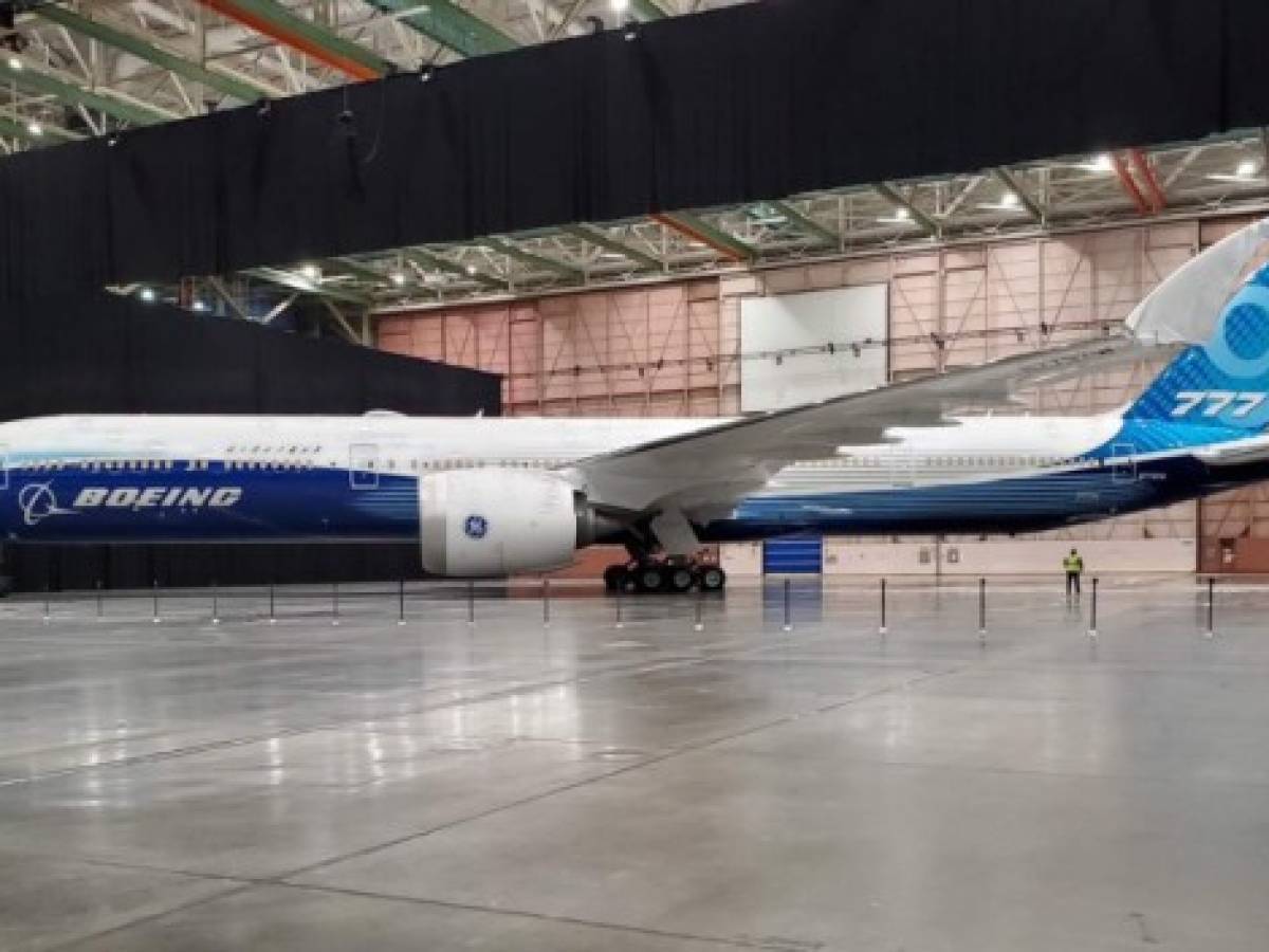 Boeing lanza un nuevo jumbo jet en medio de la crisis