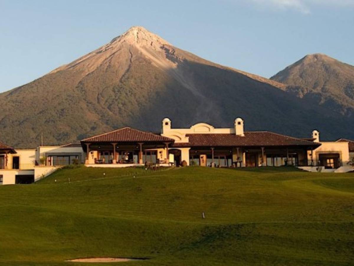 Ubicado a 20 minutos de Antigua, Guatemala, en la comunidad de Alotenango, Sacatepéquez, dentro de una antigua plantación de café, el hotel La Reunión contaba entre sus atractivos la vista de cuatro imponentes volcanes: Agua, Fuego, Acatenango y Pacaya. Ubicado a 20 minutos de Antigua, Guatemala, en la comunidad de Alotenango, Sacatepéquez, dentro de una antigua plantación de café, el hotel La Reunión contaba entre sus atractivos la vista de cuatro imponentes volcanes: Agua, Fuego, Acatenango y Pacaya.