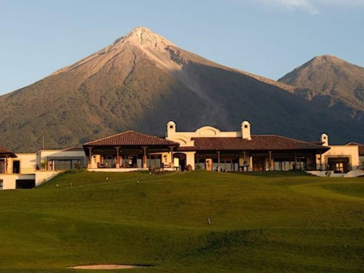 Ubicado a 20 minutos de Antigua, Guatemala, en la comunidad de Alotenango, Sacatepéquez, dentro de una antigua plantación de café, el hotel La Reunión contaba entre sus atractivos la vista de cuatro imponentes volcanes: Agua, Fuego, Acatenango y Pacaya.