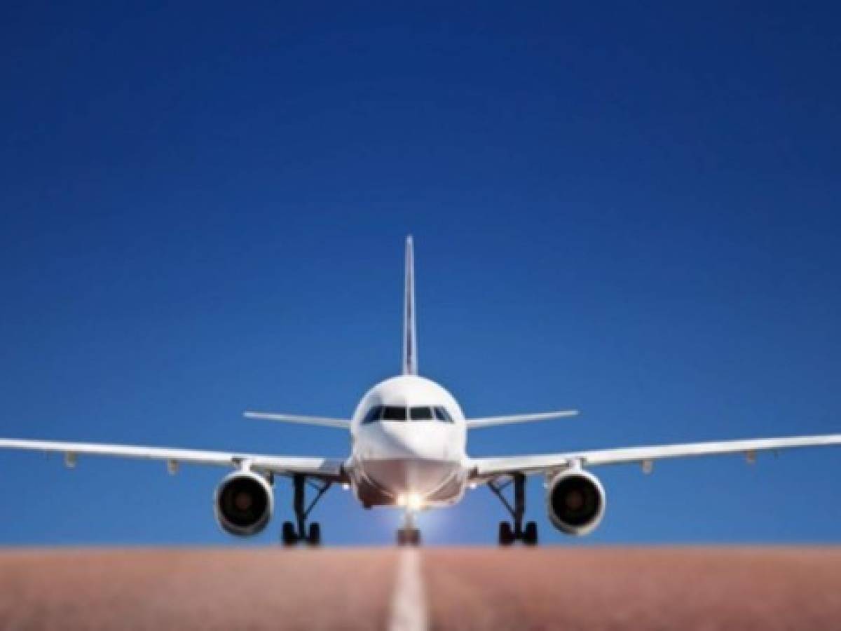 México multa a 5 aerolíneas por cobro de 'primera maleta'