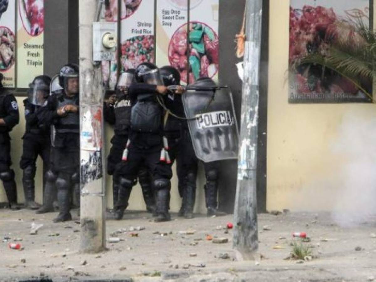Agentes de la policía se enfrentan a protesta de estudiantes en Managua. AFP PHOTO / INTI OCON