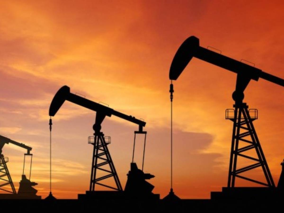 La OPEP+ recomienda una reducción adicional de producción de petróleo