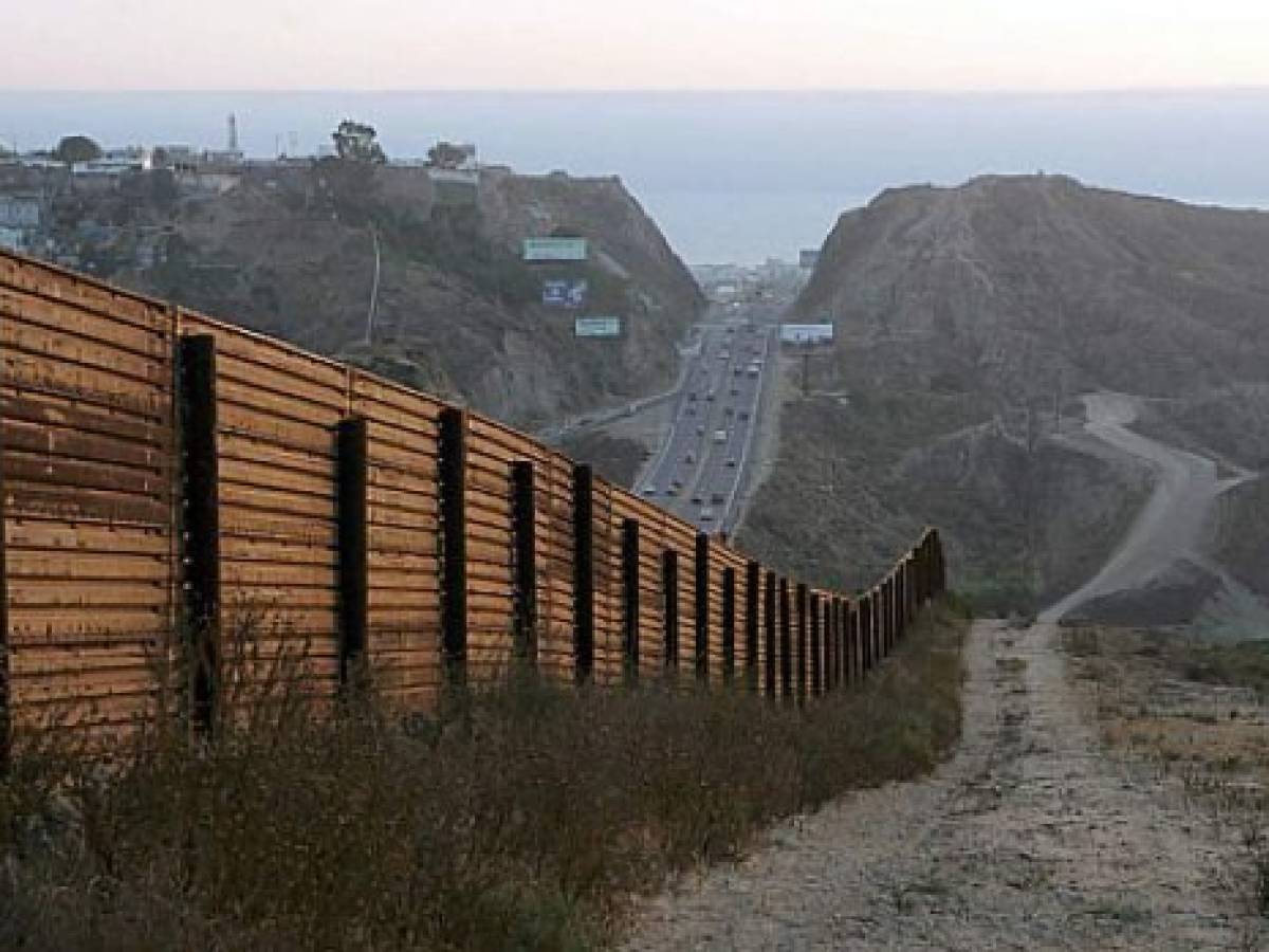 Cámara baja de EE.UU. aprueba US$1.600 millones para el muro fronterizo