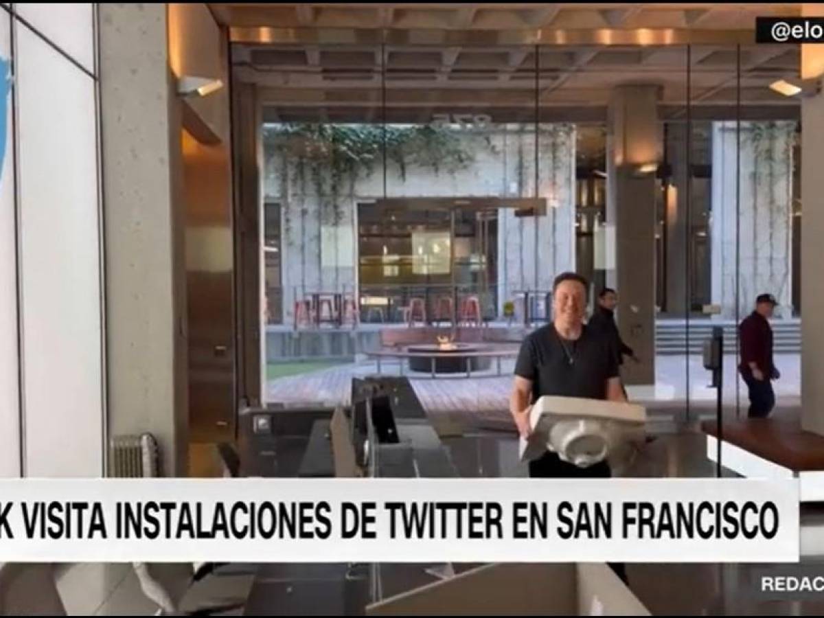 FOTO CNN / <i>El fundador de Tesla y SpaceX concurrió a la sede de la empresa el miércoles y en su perfil de Twitter, una red de la que es asiduo usuario, se presenta ahora como “Chief Twit”, una ironía ya que “twit” quiere decir “cretino” en inglés.</i> FOTO CNN / <i>El fundador de Tesla y SpaceX concurrió a la sede de la empresa el miércoles y en su perfil de Twitter, una red de la que es asiduo usuario, se presenta ahora como “Chief Twit”, una ironía ya que “twit” quiere decir “cretino” en inglés.</i>