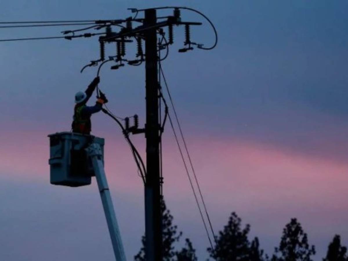 California: Cortan electricidad a 800.000 hogares por riesgo de incendio