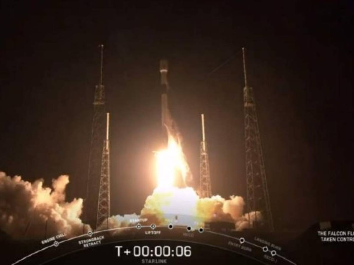 Elon Musk lanza 60 satélites para crear Starlink, su propia red de internet satelital