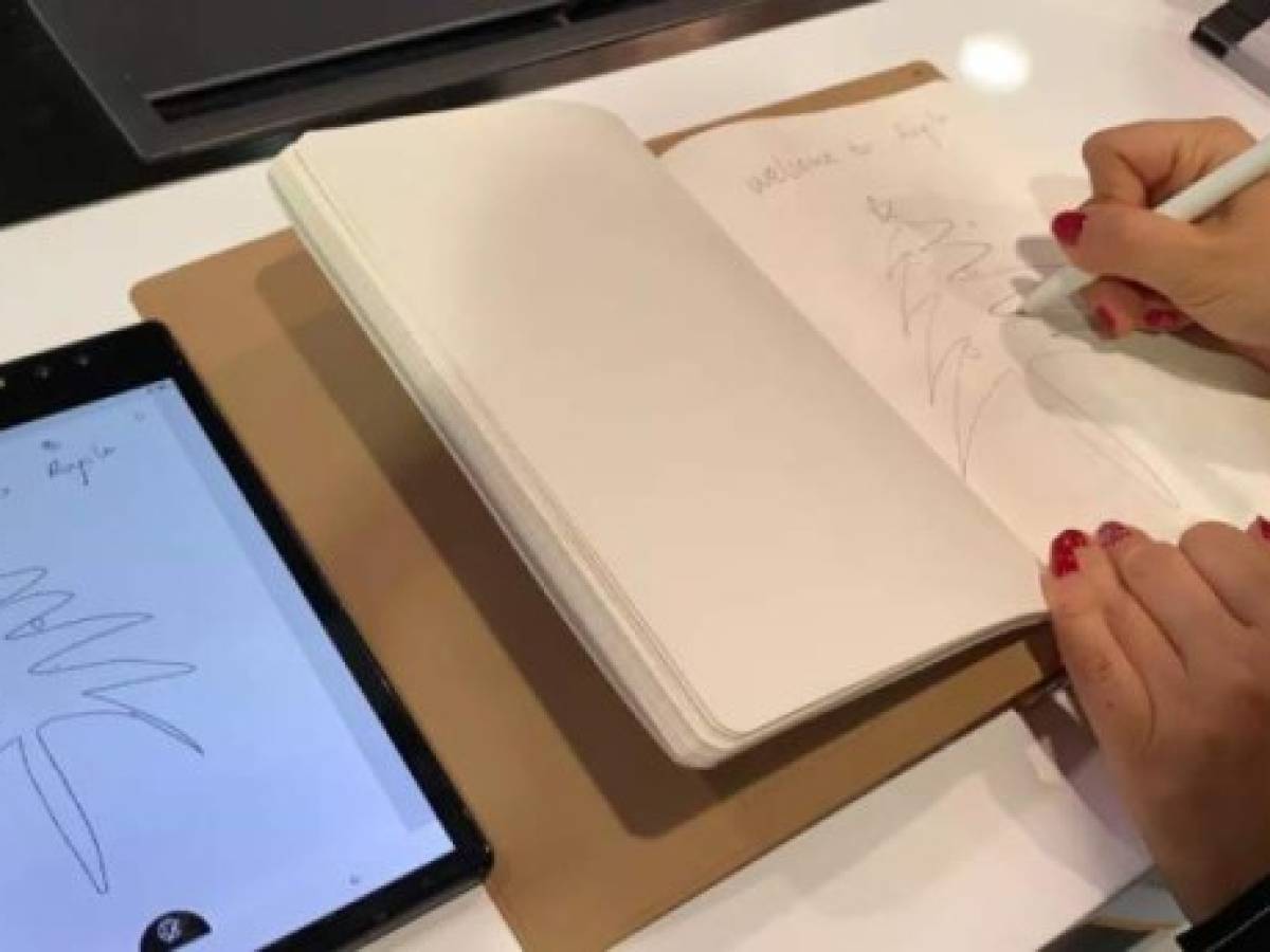 En CES 2020, Royole ha encabezado la tendencia de dispositivos para estudiantes y ha presentado un cuaderno inteligente que digitaliza todo lo que el usuario escribe gracias a su dispositivo Rowrite 2, similar a una funda, que cuenta con varios sensores. En CES 2020, Royole ha encabezado la tendencia de dispositivos para estudiantes y ha presentado un cuaderno inteligente que digitaliza todo lo que el usuario escribe gracias a su dispositivo Rowrite 2, similar a una funda, que cuenta con varios sensores.