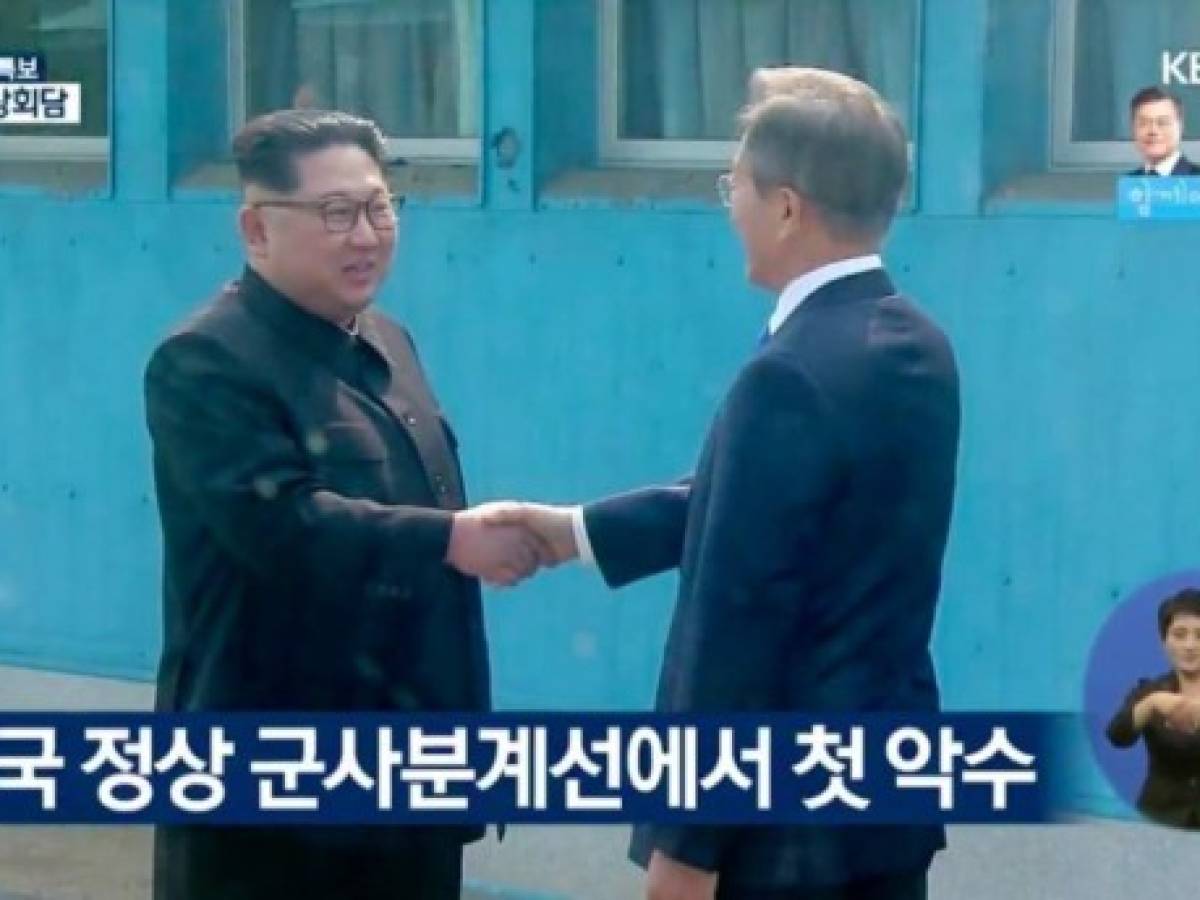 Histórico: Los líderes de las dos Coreas se reúnen en la frontera