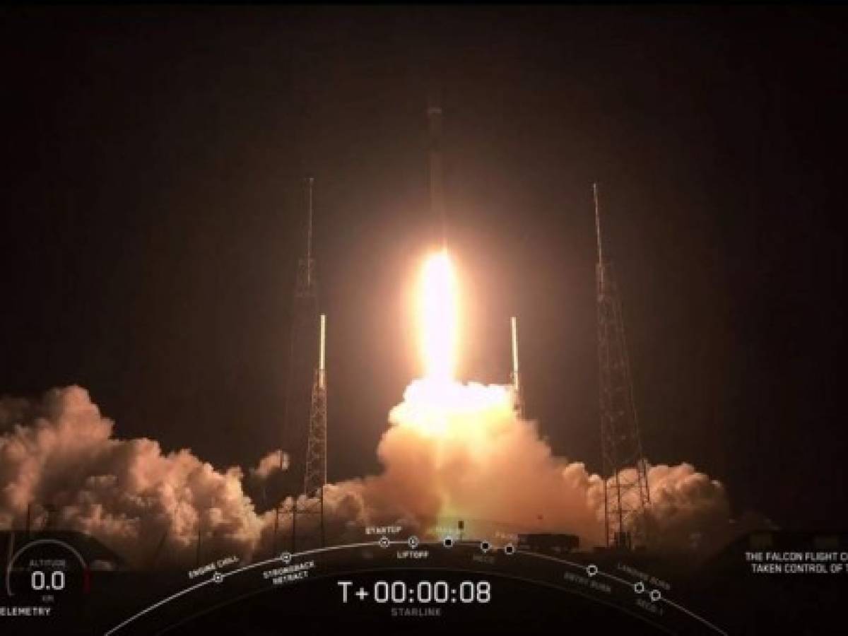 Elon Musk lanza 60 satélites para crear Starlink, su propia red de internet satelital