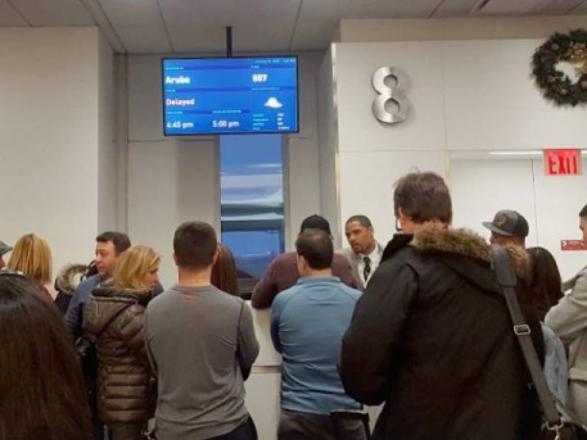 en principio, no está planteada la posibilidad de suspender el servicio en el metro suburbano de la ciudad de Nueva York, que utilizan a diario millones de personas, ni el tráfico en las carreteras del estado, aunque abrió la posibilidad de que pueda prohibirse el tráfico de vehículos pesados en puentes y rutas. en principio, no está planteada la posibilidad de suspender el servicio en el metro suburbano de la ciudad de Nueva York, que utilizan a diario millones de personas, ni el tráfico en las carreteras del estado, aunque abrió la posibilidad de que pueda prohibirse el tráfico de vehículos pesados en puentes y rutas.