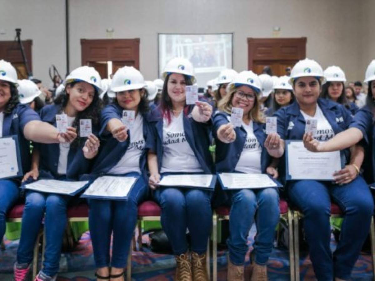 Más de 300 salvadoreñas saben instalar un sistema eléctrico residencial