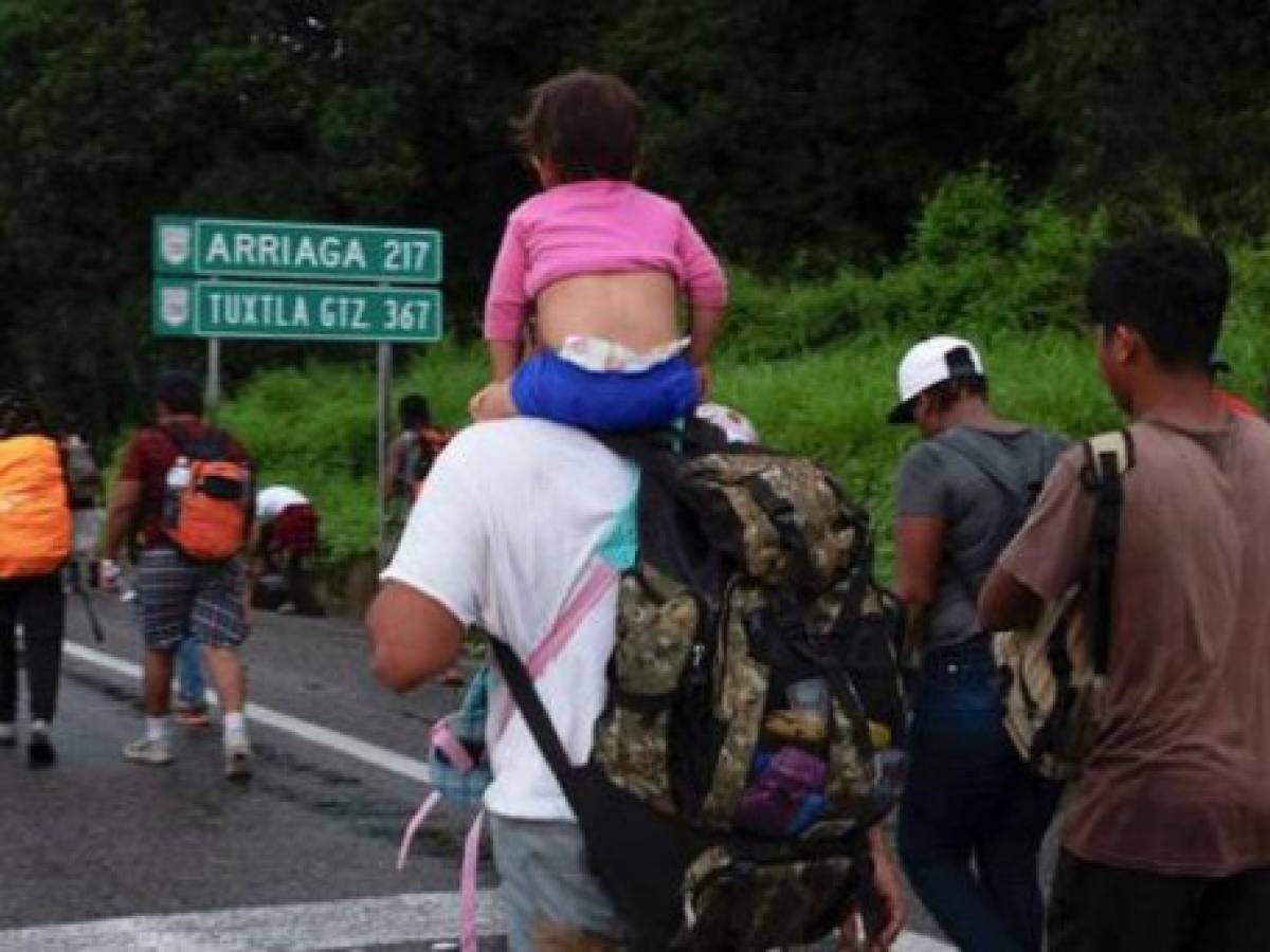 México: Agentes migratorios encapsulan y desintegran cuarta caravana migrante