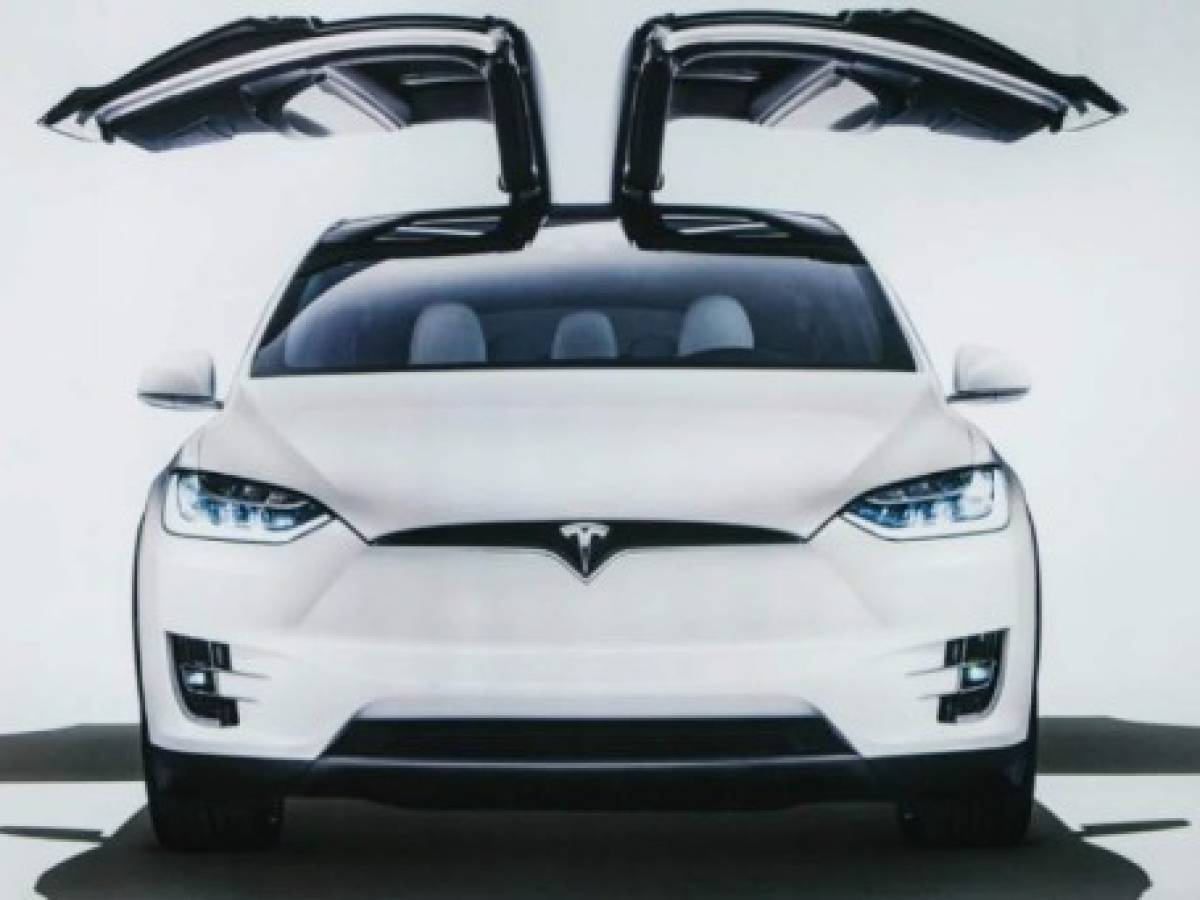 Tesla incluye cámara que ve hacia el interior de uno de sus autos