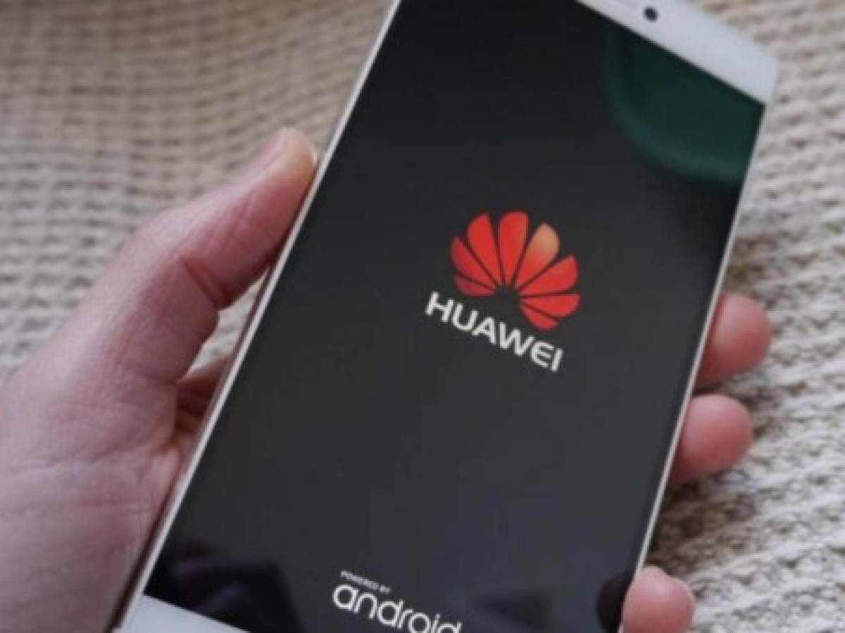 China: Empresas incentivan a trabajadores a comprar Huawei