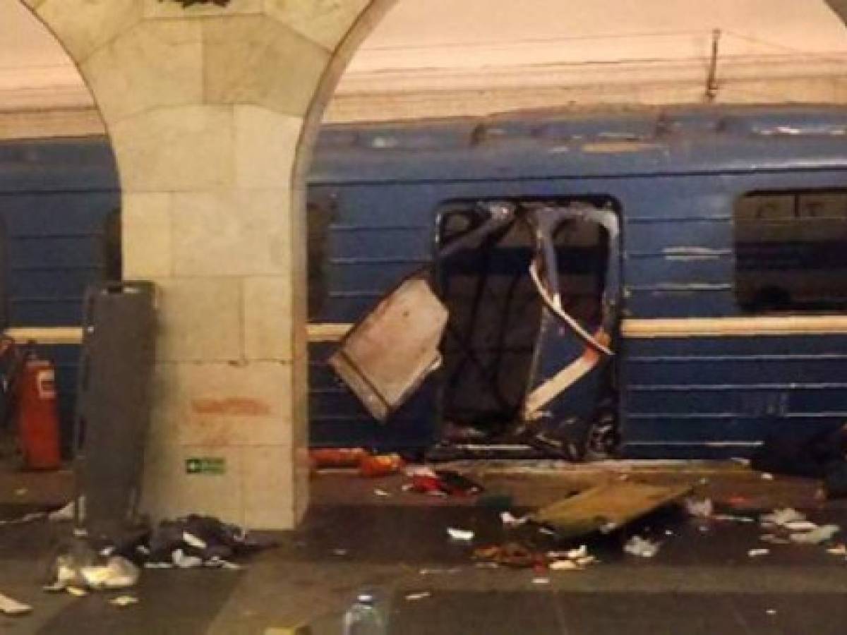 A picture shows the damaged train carriage at Technological Institute metro station in Saint Petersburg on April 3, 2017.Around 10 people were feared dead and dozens injured Monday after an explosion rocked the metro system in Russia's second city Saint Petersburg, according to authorities, who were not ruling out a terror attack. / AFP PHOTO / STR / ALTERNATIVE CROP