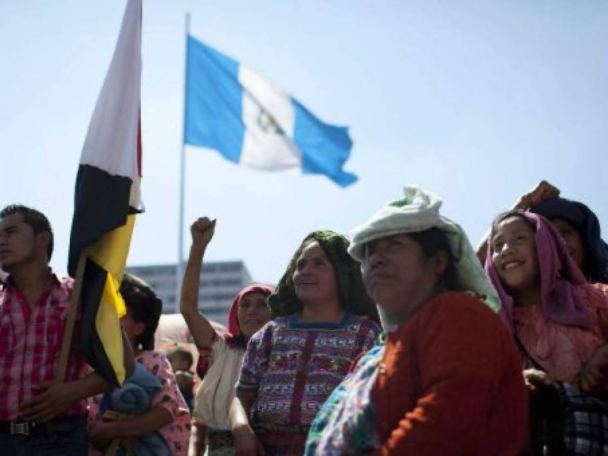 Guatemaltecos insisten en bloqueos para exigir renuncia de presidente