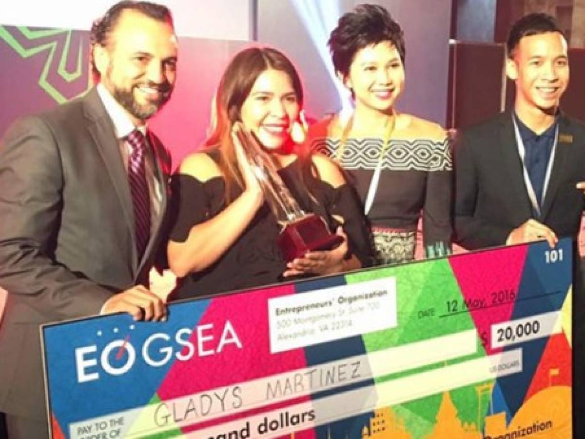 Salvadoreña gana premio de emprendedores en Tailandia