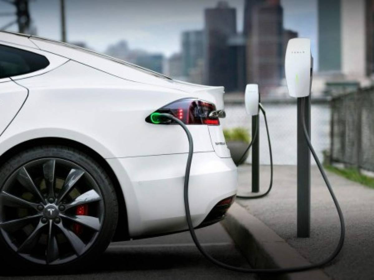 Hertz compra a Tesla 100.000 autos eléctricos