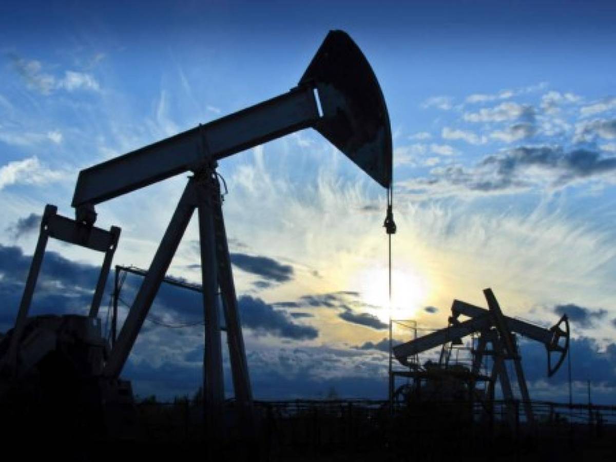 La demanda de petróleo cae pero los precios altos persisten