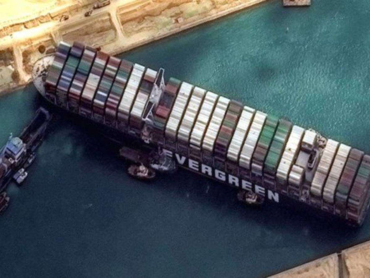 ¿Qué causó el incidente del buque de bandera panameña en Canal de Suez?