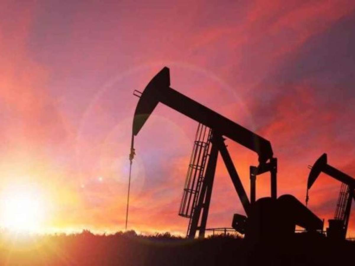 Petróleo cae por preocupación sobre Irán luego de tocar máximo de 2 años
