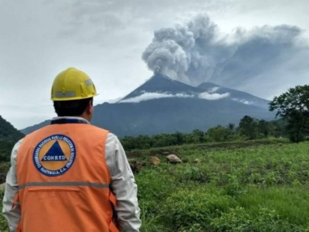 Declaran inhabitables tres comunidades por amenaza de volcán de Fuego en Guatemala