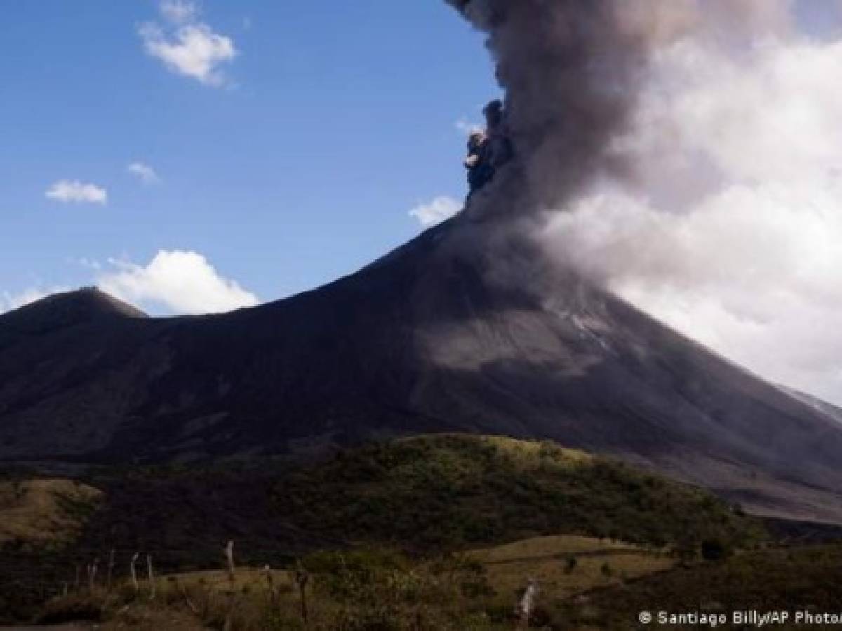 Volcán en Nicaragua registra explosiones y lanza cenizas