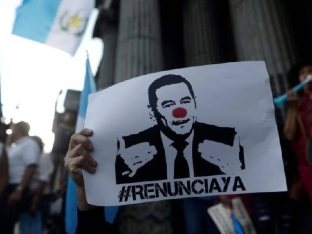 Miles piden renuncia del presidente de Guatemala
