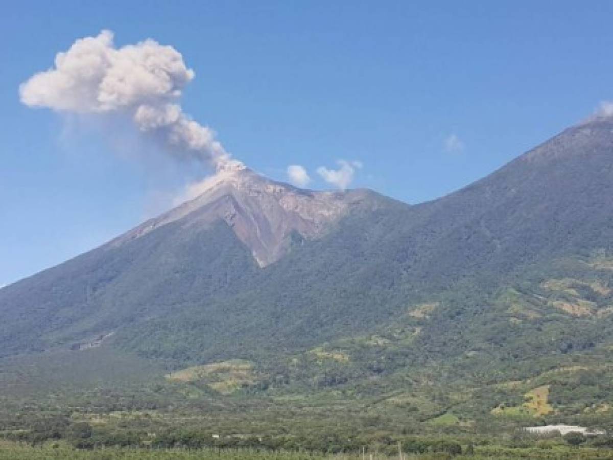 Dos volcanes registran erupción y lanzan ceniza en Guatemala