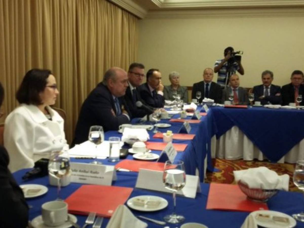 EE. UU. y donantes preocupados por manejo fiscal de El Salvador