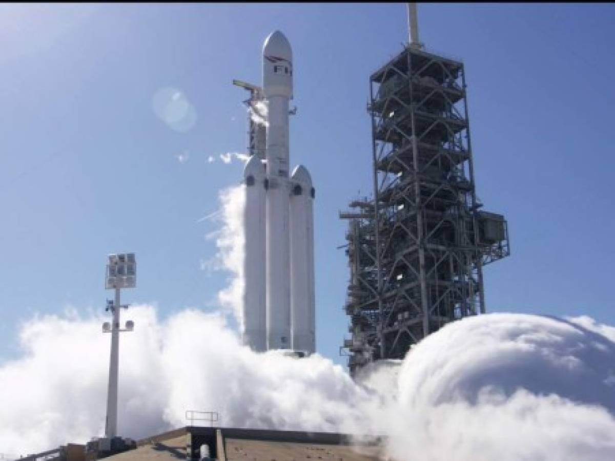 SpaceX realiza el primer 'lanzamiento estático' de su cohete Falcon Heavy