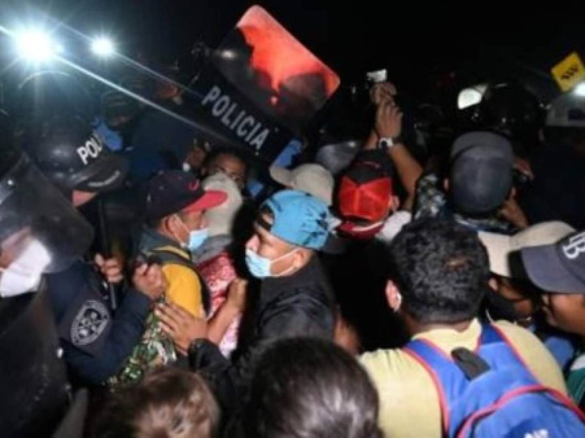 Caravana de migrantes quiebra cerco en Guatemala y continúa viaje a EEUU