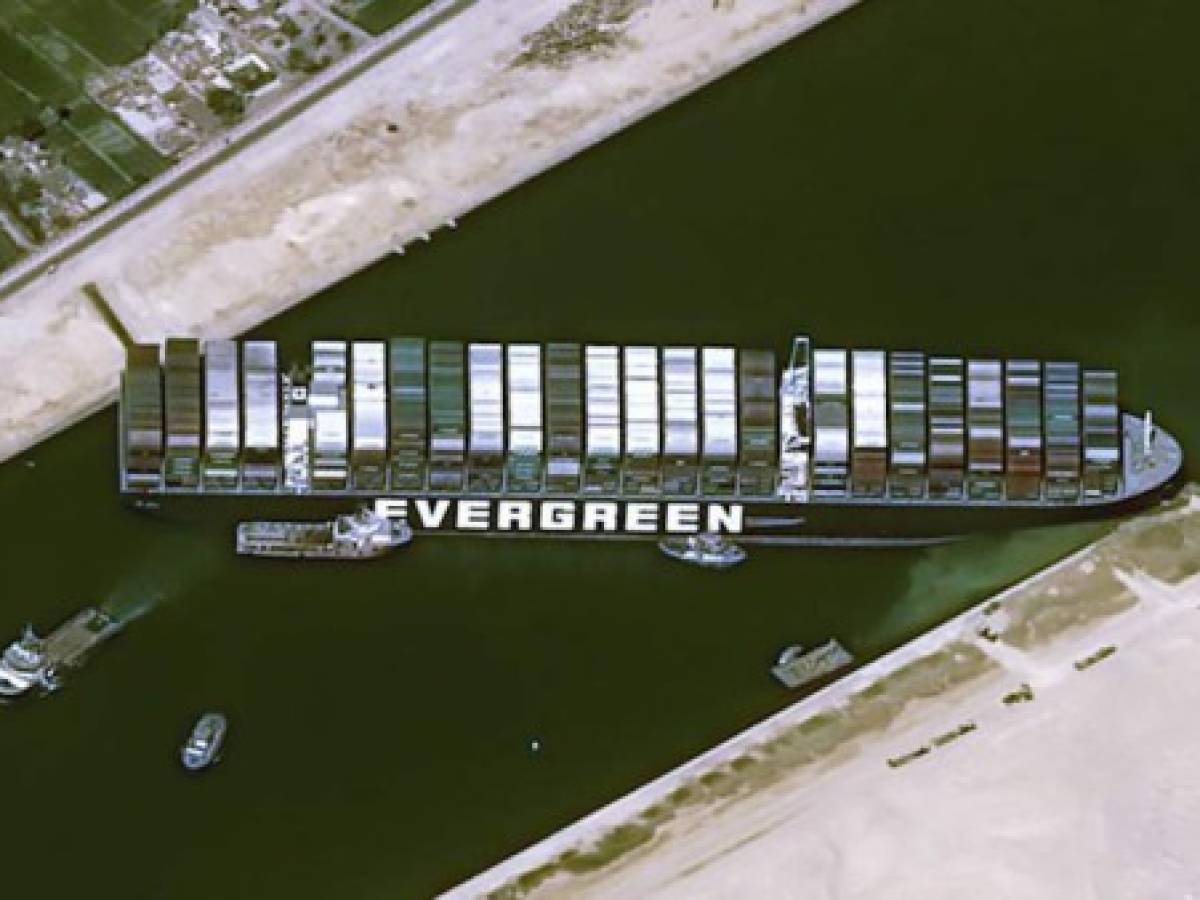 Bloqueo en Canal Suez paraliza tránsito de más de US$9.4 millones de mercancías