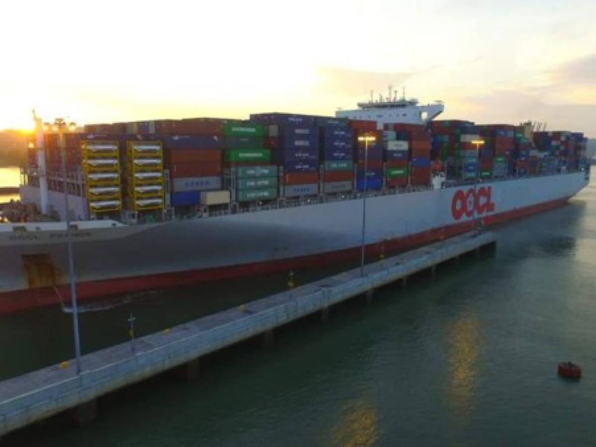 Portacontenedores rompe récord en el Canal de Panamá