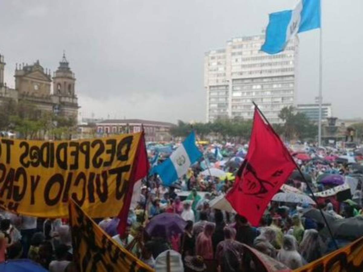 Miles de guatemaltecos reclaman por corrupción